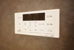 湯量・湯温の設定、そして保温までワンタッチのフルオートバス。便利な追い炊き機能付きです。