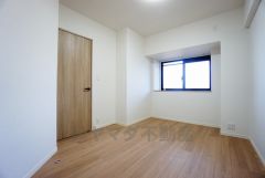 暖かい日差しが差し込む洋室。たっぷり収納できるクローゼット付きでお部屋の中をすっきりと快適に保てます。
