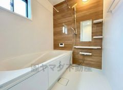 半身浴ができるベンチスペースがあり、節水にも効果を発揮します。1坪サイズなので、ゆったりとご入浴ができます。