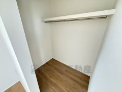 2階ファミリークローゼット。広々した空間は日常のものから趣味の道具まで様々なものを収納してくれます。