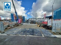 現地（2025年12月22日）撮影。駐車もらくらくの敷地面積50坪以上。玄関は2方向の動線を確保しているため、家族用とお客様用に分けることができます＾＾