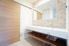 三面鏡つき洗面台。鏡裏にたっぷりとした収納スペースがあります。鏡を閉めてしまえば小物は見えないため、スッキリとした印象の洗面台にできます。