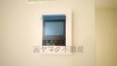 防犯性、セキュリティ対策に安心できるテレビモニター付きインターフォンです。セールスマン対策にもなり安心できます。火災発生をいち早く知らせてくれる火災報知器は標準装備です。