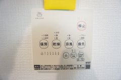 浴室暖房乾燥機付き。天候に左右されず、いつでも好きなときに洗濯物を干せるので、仕事や家事で忙しい方に重宝します。