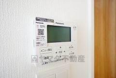 キッチン横からボタンひとつで操作が楽々。