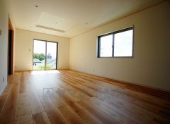 同仕様写真。大きな窓のあるリビングは、陽光あふれる明るい空間です。居心地良く、ご家族皆がゆったり寛げる憩いの空間となりそうです。