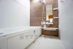 1日の疲れを癒すくつろぎのバスルーム。足を伸ばしてもゆったりと入れるサイズです。お子様と一緒にお風呂に入っても狭くないですね^^