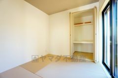 居心地も良い和室は、ワークスペースとしても有効。お仕事を頑張ってちょっと疲れたら、畳に寝転がることもできますね。