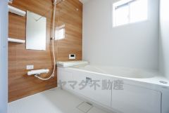 1日の疲れを癒すくつろぎのバスルーム。足を伸ばしてもゆったりと入れるサイズです。お子様と一緒にお風呂に入っても狭くないですね^^