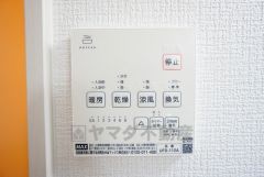 雨の日の洗濯も安心できる浴室暖房乾燥機付き浴室。リモコンで操作もボタン1つで簡単。