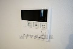 キッチン横からお湯張り、追い炊き、足し湯がボタン一つで楽々操作できる給湯機リモコンです。忙しい夕飯準備の時間帯に重宝しますね。