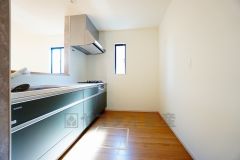 対面式カウンターキッチンからはお子様の様子が見守れます。ダイニングへの配膳や調理の時便利なカウンター付き。