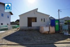 現地（2026年9月30日）撮影。家計にも環境にも優しいオール電化住宅＾＾カースペース3台分を確保＾＾マイカー用に、お客さま用に＾＾