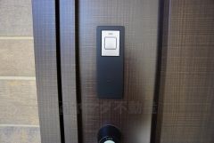 お子様を抱っこしながら簡単に開けられるのが便利なスマートキー。