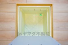キッチンにある床下収納は、居住スペースを減らさずに買い置きの調味料や非常食などを保管することができます。