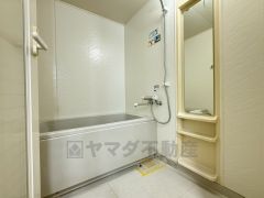 1日の疲れを癒すくつろぎのバスルーム。足を伸ばしてもゆったりと入れるサイズです。お子様と一緒にお風呂に入っても狭くないですね＾＾