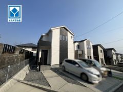 周辺は落ち着いた住宅街。シンプルでいつまでも飽きのこないデザイン。お気に入りの家具とインテリアで素敵な部屋を作りましょう。