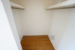 収納力豊富なウォークインクローゼット。洋服や小物などを1箇所にまとめて美しい収納を実現します。スーツケースのような大型の荷物も置けます＾＾