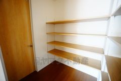 まとめ買いしてもこの収納量なら心配要らずのパントリー。調理家電や食品のストックをすっきりまとめられ、キッチン周りを広々使えます。