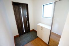 たっぷり収納できるシューズボックスです。家族全員の靴がきれいに整頓できます。棚の上にお花や写真を飾っても良いですね。
