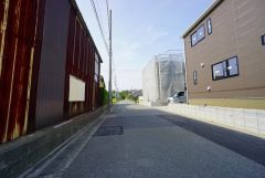 現地（2025年5月13日）撮影。前面道路は5.9ｍあり、車同士がすれ違うスペースが十分にあります。