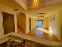 温かみのある雰囲気と、キッチンでの作業性を兼ね備え、家族の笑顔あふれる団らんのひと時をお過ごしいただける設計になっています。