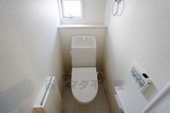 同仕様写真。温水洗浄機付トイレです。節水機能もあるので、安心して使えますね。もちろん、1階2階の2ヶ所にトイレがあるので、忙しい朝にもゆとりができますね。