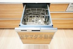 食事の後の手間を解消する食器洗い乾燥機付。冬場の洗い物で手荒れの悩みもなくなります。手洗いよりも節約できて便利。