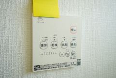 雨の日の洗濯も安心できる浴室暖房乾燥機付き浴室。リモコンで操作もボタン1つで簡単。