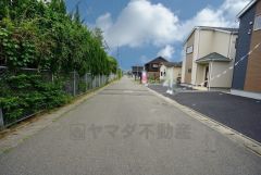 前面道路は広く、車同士がすれ違うスペースが十分にあります。
