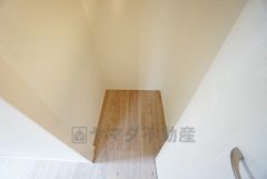 掃除機や扇風機などよく使う家電や日用品、備品などの収納に便利です。