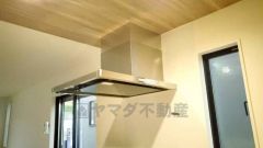 お手入れが簡単なスリム型レンジフードです。調理により発生する油煙や臭いを吸い込み、屋外へ排気してくれます。