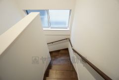 同仕様写真。小さなお子様やご高齢の方でも安心できる、手すり付き階段。段差も低めで設定されており、安全性にも優れています。