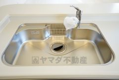 広々とした凸型シンクに洗剤ポケットを標準装備。大きなお鍋など洗いやすいです。