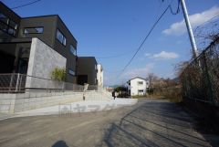 住人以外の車の進入も少なく、小さなお子様を持つご家庭にも安心です。