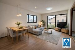 家具はイメージです。大きな窓のあるリビングは、陽光あふれる明るい空間です。居心地良く、ご家族皆がゆったり寛げる憩いの空間となりそうです。