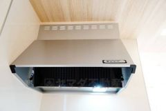 お手入れが簡単なスリム型レンジフードです。調理により発生する油煙や臭いを吸い込み、屋外へ排気してくれます。