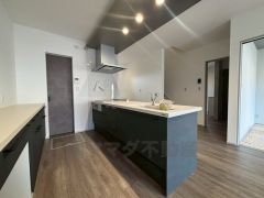 リビングにいるお子様を見守りながらお料理ができる対面キッチン。カウンタートップの汚れもサッと拭き取ることができ、お掃除ラクラク＾＾