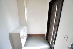 同仕様写真。採光も考えられた明るい玄関です。