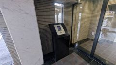 オートロックは、外部の人が自由に建物内に出入りできないため、不審者の侵入防止効果があります。
