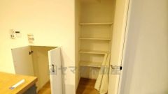 まとめ買いしてもこの収納量なら心配要らずのパントリー。調理家電や食品のストックをすっきりまとめられ、キッチン周りを広々使えます。