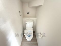 温水洗浄機付トイレです。節水機能もあるので、安心して使えますね。もちろん、1階2階の2ヶ所にトイレがあるので、忙しい朝にもゆとりができますね。