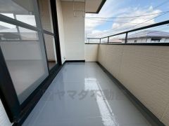 陽当たりの良いバルコニーです。お洗濯やお布団干しはもちろん、日光浴スペースにも。足元は防水工事施工済です。