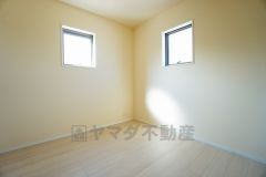 角部屋ならではの2面採光。陽のあたる時間が長く、冬でもあたたかいです。