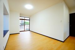 大きな窓のあるリビングは、陽光あふれる明るい空間です。居心地良く、ご家族皆がゆったり寛げる憩いの空間となりそうです。