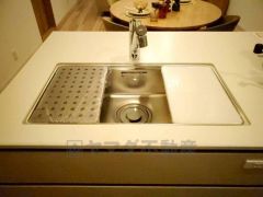 丈夫さ、耐久性に優れたステンレスシンク。大きなお鍋もラクラク洗えます。