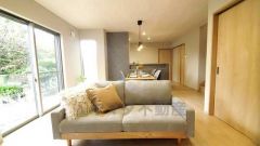 大きな窓のあるリビングは、陽光あふれる明るい空間です。居心地良く、ご家族皆がゆったり寛げる憩いの空間となりそうです。