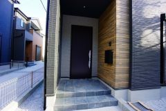 家の顔となる玄関扉がかっこいいと、たくさんの人を招き入れたくなりますね＾＾奥まって設置されており、雨にも濡れにくくなっています。