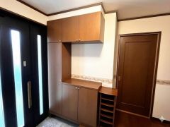 たっぷり収納できるシューズボックスです。家族全員の靴がきれいに整頓できます。棚の上にお花や写真を飾っても良いですね。