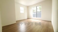 寛ぎの時間を紡ぎだす主寝室は、大型ベッドを置いても余裕の広さを確保しています。